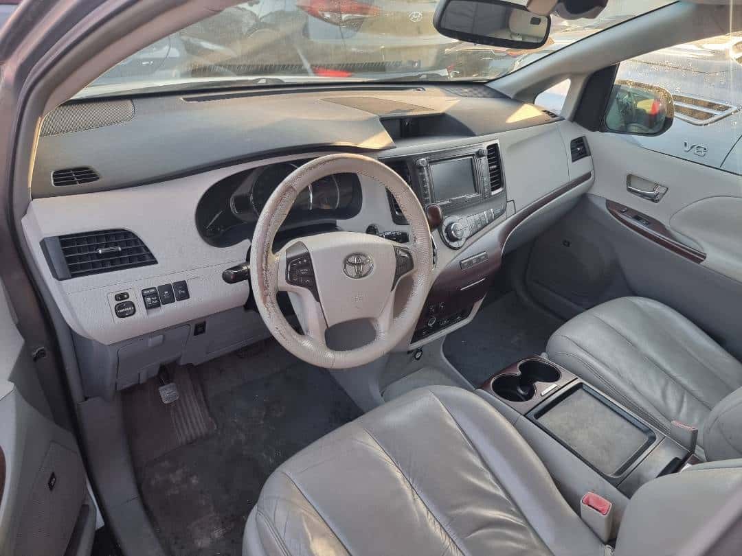 TOYOTA SIENNA 2011 thumbnail 6