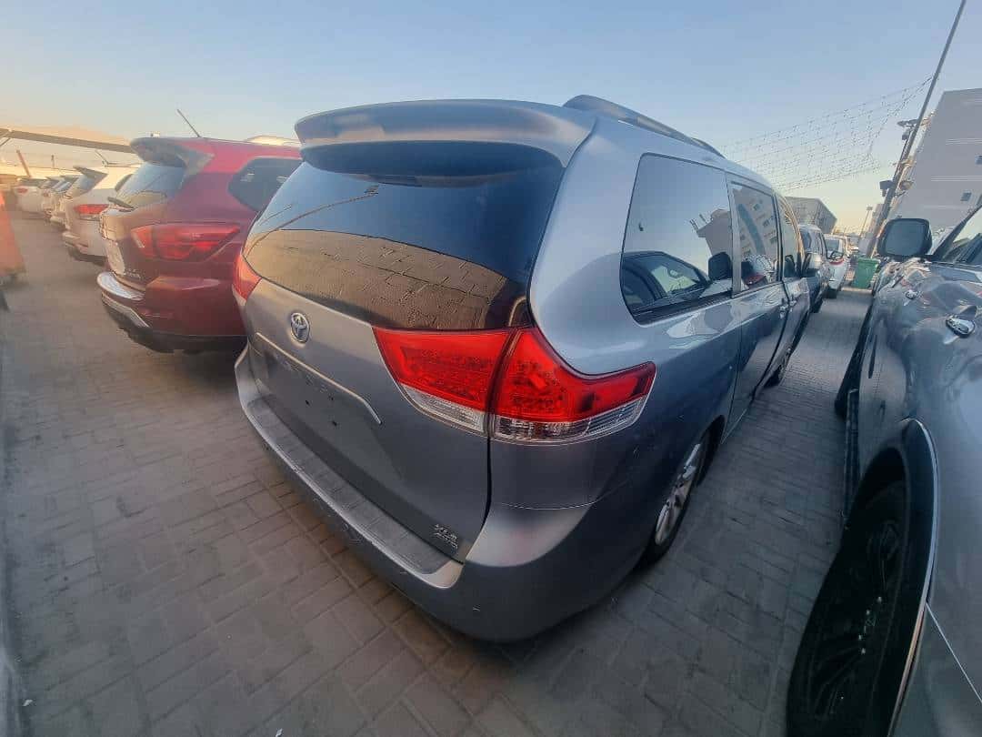 TOYOTA SIENNA 2011 thumbnail 3