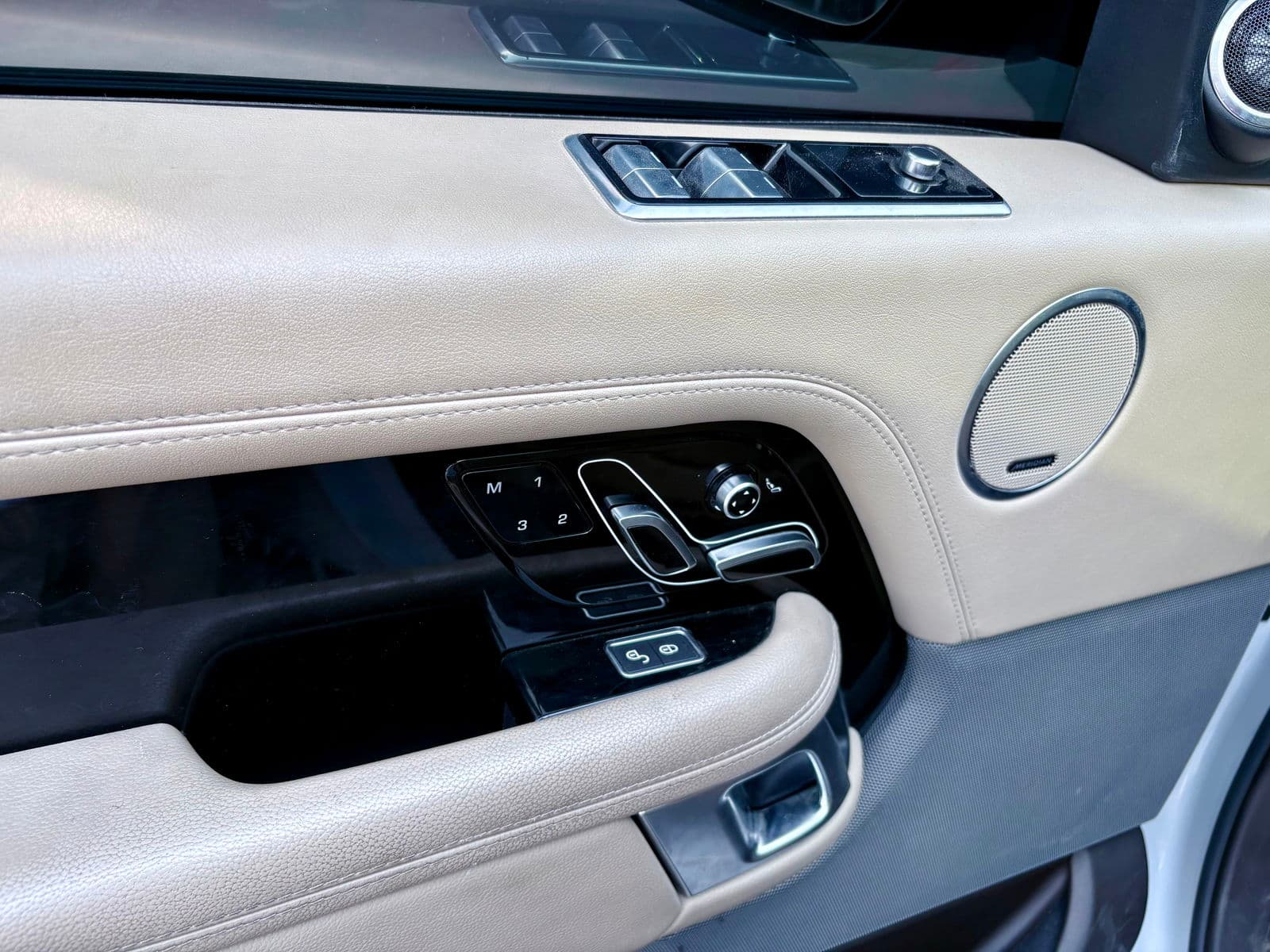 Car view 14